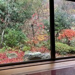 名月荘 - 部屋の庭の紅葉