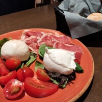 オービカ モッツァレラバー 梅田店 - 前菜（モッツァレラ、燻製モッツァレラ）、パン