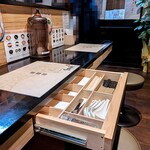 らぁめん 紬麦 - カウンターの引き出し