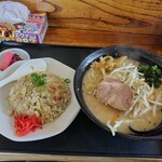 まるい - みそラーメン(800円)、半チャーハン(500円)