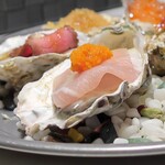 100種のワインとイタリアン 京橋Mbオイスターハウス - カクテルオイスター(生)生ハムとウニ