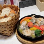 100種のワインとイタリアン 京橋Mbオイスターハウス - 牡蠣と海老のアヒージョ バゲット付き