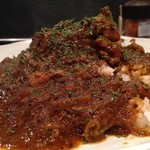 カルダモン． - 粗びきスパイスの辛口チキンカレー