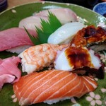 すし芳 - 令和6年12月 ランチタイム(11:00〜13:00)
      にぎりランチ定食 税込1000円
      にぎり8貫、赤出汁