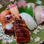 すし芳 - 令和6年12月 ランチタイム(11:00〜13:00)
      にぎりランチ定食 税込1000円
      にぎり8貫、赤出汁