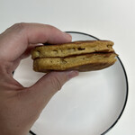 黒松本舗 草月 - 厚み。