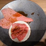 焼肉グレート - 希少部位2種盛り（タレ）1つは写真撮る前に食べてしまった　サービスの上ロース（小皿）