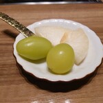 焼肉グレート - 梨とシャインマスカットのデザート