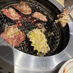 たん清 - 葱を焼いて焼いた肉に付けて頂きます