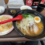 中華料理 北京亭 - チャーシューみそラーメン＋半チャーハン