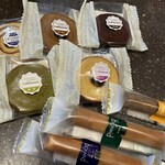 Frozen Fresh POMPADOUR - 料理写真:2024/11/29 テイクアウトで利用。ミニクーヘン(183円)、スティックフィナンシェ(216円)