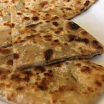 インド料理 パリワル - 全粒粉の風味、クミンの香り、サンドされたじゃがいもとの相性、どれも良くて美味しい♪