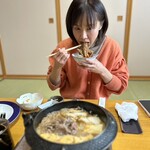 鳥勝牛肉店 - 目が、ガン決まりですみません。吸い込んでますねー。