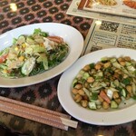 インド料理 パリワル - ランチセット2食分のサラダをまとめて大きいお皿に盛ってくれました(2食分より多いかも!) 右はチャナサラダ(¥540)