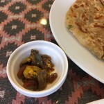 インド料理 パリワル - アルパラタとアチャールを一緒に食べてもね〜…最高です♪と、サービスしてくれたアチャール(ありがとうございます！)