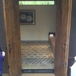 六花山荘 - クロアチアから玄関タイル、室内はすべて小泉淳作さんの絵で