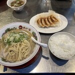 天下一品 - ご飯と羽根つき餃子も到着！(◎_◎;)