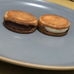 SNOWS - 左：スノーサンド 黒、右：スノーサンド　白