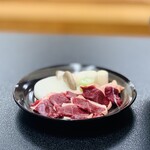 割烹 長吉 - ②【鴨焼肉】
            部位：ムネ（厚切り）、ムネ小肉（背中側）、皮、ササミ
            野菜：葱、玉葱、エリンギ
            調味料：ピンク岩塩（砂粒）、醤油
