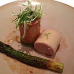 レ セゾン - 白味噌をラッケした兎の背肉と腿のフィナンシェール仕立てグリーンアスパラガスと濃厚なジュ