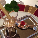 アミューズは生姜のムースとフォアグラパテ