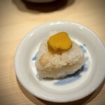 温石 - 今だけという、生唐墨を乗せて。
      しっかり干してあるより、食感も味わいも生唐墨の方が好みです♪
      最後の日本酒を、この唐墨でチビチビと。
      残ったおにぎりは、ひと口で(^^)