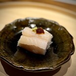 温石 - 立派な太刀魚を棒寿司に。
      炭焼きにしているものの、レア感もしっかり残してあって、ふくよかな風味が素晴らしい。