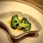 温石 - 蟹の水分を抜き過ぎないように意識した火入れだから味わえる、そのエキスとともに、炭焼きにしたブロッコリーも楽しみます。