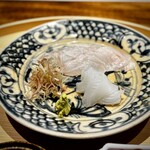 温石 - お造りは、ねっとりの泥障烏賊と、寝かせて４日目ほどというクエ。
      どちらも甘みの充実が素晴らしい！