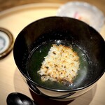 温石 - 浜名湖の青海苔も、香り高いんです。
      ジュっと音を立てて飛び込む煎餅ご飯を崩しながら、ズズーっとかき込むと、これは幸せですね。