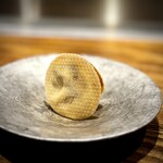 温石 - 薄皮の栗どら焼き。