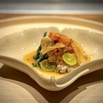 温石 - 外子などで、紅葉する山をイメージするという、どうまん蟹の一皿。
      今はどこに行ってもズワイですから、ガザミをいただけるのは嬉しい(^^)
      大きな個体で味乗りも素晴らしい。