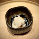 温石 - この日衝撃だったもう一皿が、この、柿の白和え！
      この白和えの滑らかさ、大豆や胡麻の風味が、もう悶絶。
      仄かな塩味が、柿の甘さも引き立てて、こんな見事な白和えは初めてです♪
      口直しの次元じゃないですね。