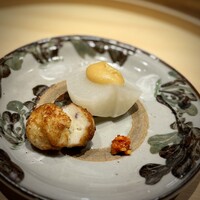 温石 - 焼津はおでんも有名だそうで、それをイメージしたふろふき蕪と、揚げたて真薯。
                    いきなり沁みる…