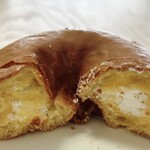 mister Donut Fushimi Otesuji Shoppu - 跳出来！达克三兄弟焦糖味巧克力，切面！(因为麻烦，用勺子切了w)