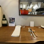 ラ・サンテ - キッチンが覗けるカウンターは2席だけ。