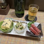 てんやわん家 - お通し　ヒジキ卵焼き、ササミ和え、カイワレ生満足ハムチーズ