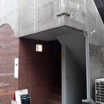 ワインとチーズの店 FERMENT - 1階に立て看板が出ています。