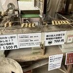 こぶしの里 - 店の外で炭火でじっくり焼き上げられる鮎