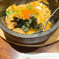 侘家古暦堂 祇園花見小路本店 - スタッフさんが混ぜて仕上げくださった形になります。卓上に海苔もあったので乗せました。具材は炭火焼した鶏肉に玉ねぎ、三つ葉、卵3つ。