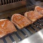 USHIGORO S. - タン焼いてもらってます