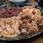 北京 - ホルモン盛り合わせ大　1900円