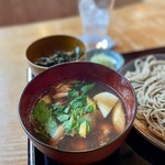 お蕎麦 結 - 待ちに待った牡蠣蕎麦の汁のアップ　三つ葉＋板わさ＋葱＋柚子が入っていて、ここに海苔を入れてさらに磯の風味追加、更に山椒も入れるといいアクセントになって堪らん旨さ