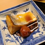 道人 - ⑬トロ鰆(三重県答志島産)の梅煮
      産卵は春～初夏、旬は秋～冬
      愛知県伊良湖岬と三重県神島の長さ20kmの伊良湖水道で一本釣りされた鰆をトロ鰆という
      サイズは小さいが旬で脂がのり旨みがしっかり