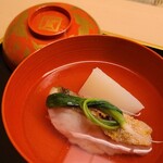 道人 - ②炭火焼き白甘鯛、鶯菜載せ、小蕪、利尻昆布(奥井海生堂蔵囲1級)&血合抜き鮪節のお出汁のお椀
      蓋を開けた瞬間に立ち登る利尻昆布の薫り
      透明感があるキレのある味わい、絶妙の火入で究極の旨みの頂きを味わう