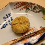 道人 - ⑮茶巾絞り栗金飩
      濃厚な甘みですが軽やかな後味、お抹茶に合う
      京都の秋は栗の甘みを味わいたくなります