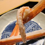 道人 - ⑤焼き松葉蟹(正式名:楚蟹《ズワイガニ》・雄)(兵庫県柴山産、1.3kg)脚
      絶妙な火入れで絶妙に濃縮された松葉蟹エキスの旨みが口腔内で爆発的に拡がり、得も言われぬ至福の極みへと昇天します