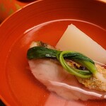 道人 - ②炭火焼き白甘鯛(愛媛県八幡浜産)鶯菜(京都府産)載せ、小蕪(京都府産)、利尻昆布&血合抜き鮪節のお出汁のお椀
      白甘鯛の皮はしっとり、皮下の脂の上品な旨み
      身の清らかな旨み、お出汁と合わせ素晴らしい