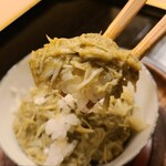 道人 - ⑥蒸し松葉蟹(正式名:楚蟹《ズワイガニ》・雄)(兵庫県柴山産、1.3kg)胴身と松葉蟹味噌(蟹の肝臓)和えの蒸し寿司
      フワフワとした食感、温かく穏やかな酸味の米酢シャリ、松葉蟹の旨みと薫りが拡がります