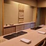 道人 - 華美でなく落ち着いた雰囲気
      檜の１枚板のカウンターが美しい
      席に座り少しずつこの世界観に浸っていきます